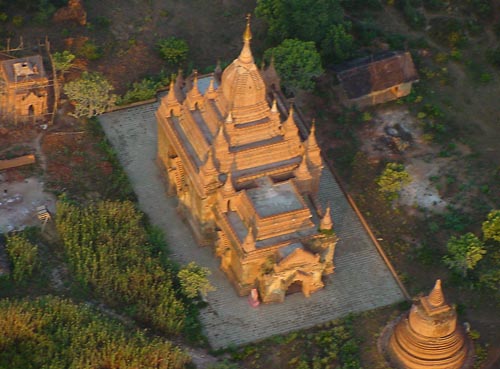 Foto einer Pagode vom Heißluftballon über Bagan, Myanmar