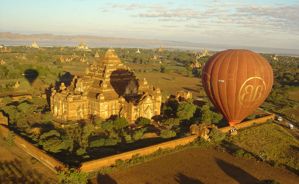 Foto von Bagan aus einem Heißluftballon, Myanmar