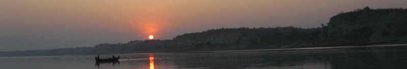 Bagan au soleil levant sur le fleuve Irrawaddy