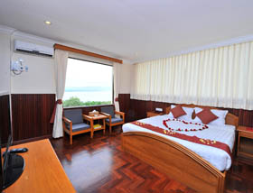 deluxe river view ayarwaddy hotel