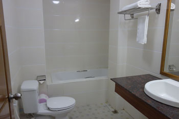 salle de bains superior room hotel chindwin monywa myanmar