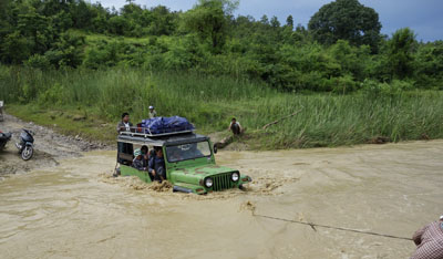 jeep dans un oeud route vers mindat