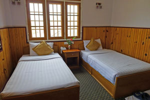 standard room honey pine kalaw