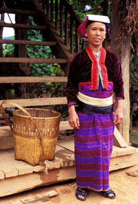 femme palaung debout