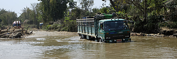 camion route innondée dans l'état Katchin - Myanmar