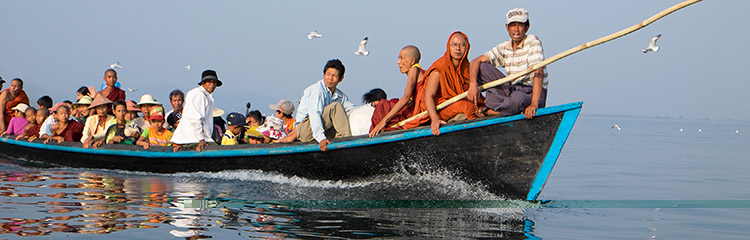 rpirogue sur le lac indawgyi