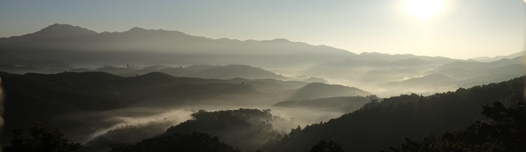 vallée de Mogok dans la brume en hiver le matin