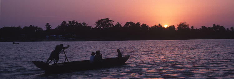 pirogue au coucher du soleil