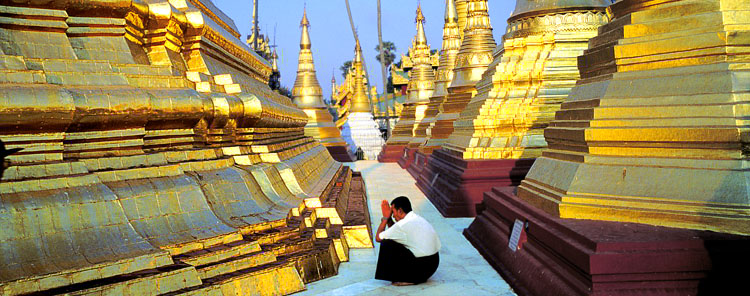 pagode du grand frere sur le parvis de shwedagon