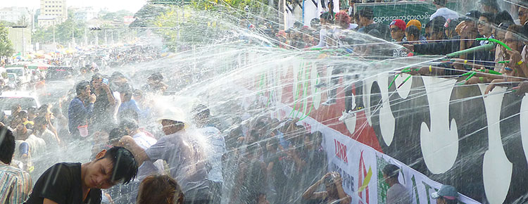 Pelea con agua en las carreteras de Yangon - Kabaye road.