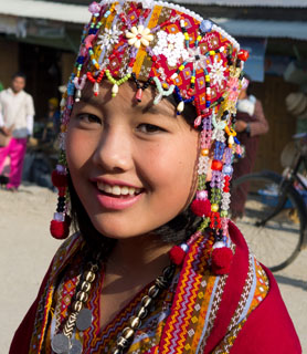 Joven mujer Chin en Hakka