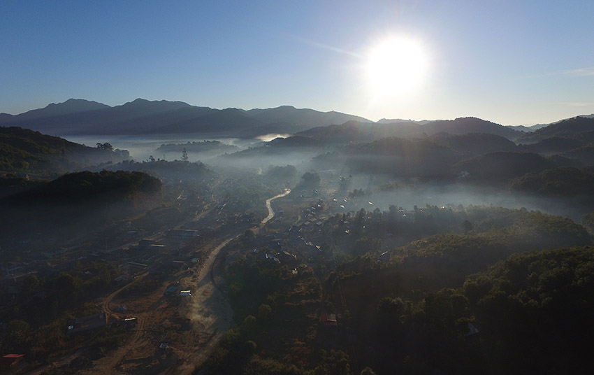 Valle de Mogok dans la brume le matin