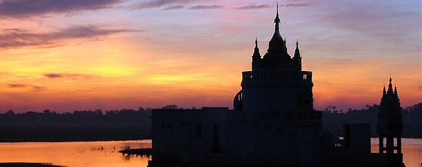 Pagode au pont U Bein prs de Mandalay