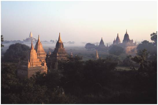 lever de soleil sur la plaine de pagan -Myanmar - Burma