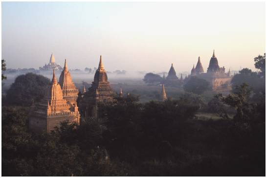 lever de soleil sur la plaine de pagan -Myanmar - Birmanie