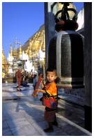 enfants frappant un gong à Shwedagon Birmanie
