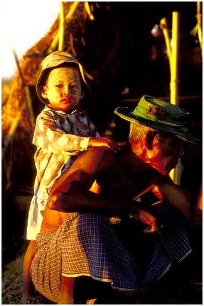 jeune enfant dans une rizière au Myanmar