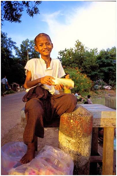 jeune vendeur de rue à yangon Myanmar