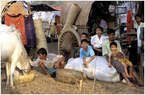 famille avec chariot à pagan, Myanmar