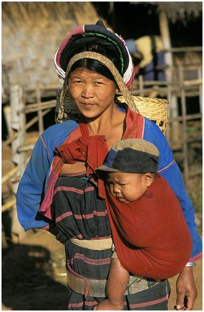 femme Pao avec son enfant dans le nord-est du Myanmar