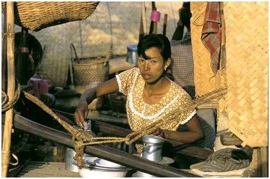 femme à pagan pendant le festival Ananda, Myanmar