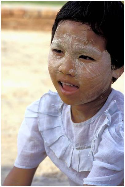 jeune fille avec tanaka à Ava, Myanmar