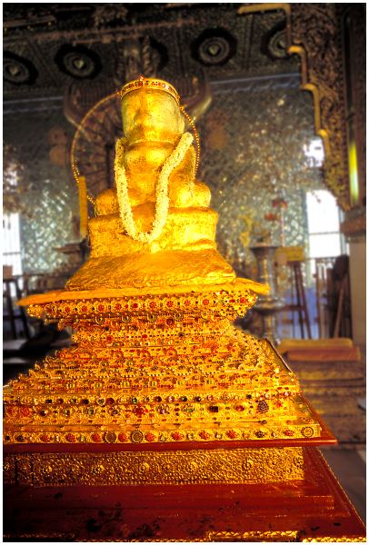 photo statue de Bouddha à Mogok, Myanmar, Burma