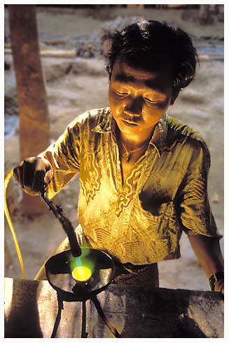 chercheur d'or en Birmanie