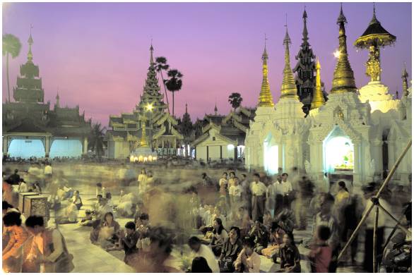 Sunset on the Shwedagon pagoda in Yangon (Myanmar)