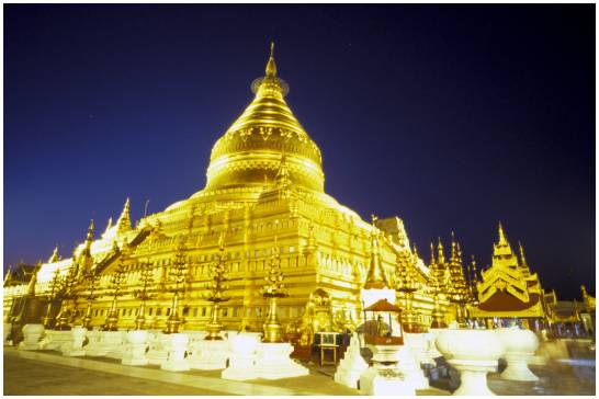  Shwezigon pagoda atBagan, Myanmar, Burma