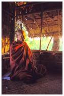moine bouddhiste en méditation à bago myanmar