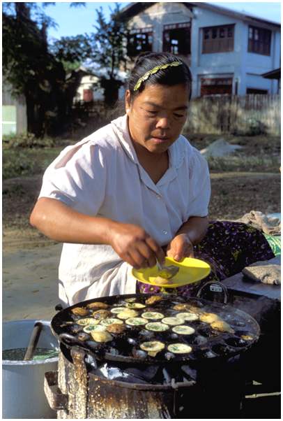 Street seller of Mount linen My yan at Shipaw (Myanmar)