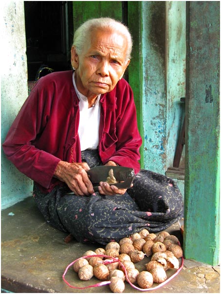 vieille femme au bethel  Sittwe