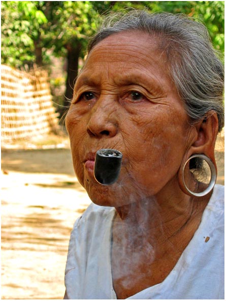 vieille femme fumant pipe  Mrauk-U