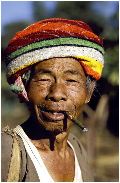 vieil homme prés de Lashio Myanmar