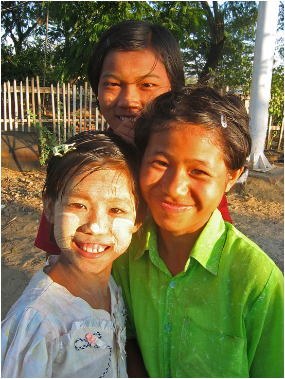 3 jeunes femmes  birmane avec tanaka