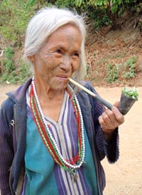 femme chin fumant la pipe myanmar