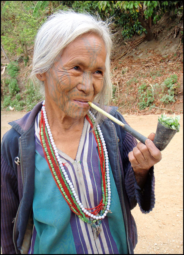 femme Chin fumant la pipe myanmar