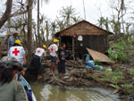 arrive dans un village pour distribuer le riz