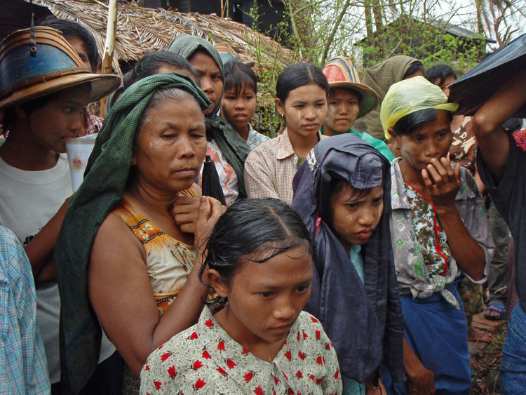 attente de la distribution village de Nyaung Pin Thar