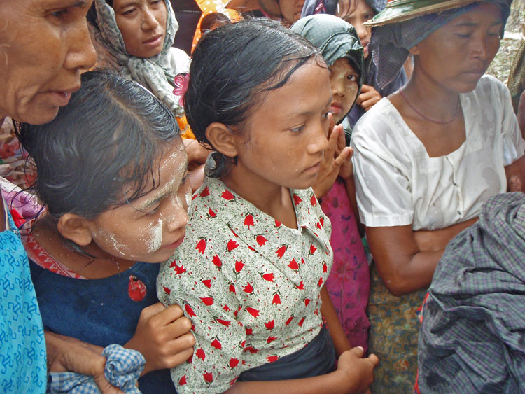 attente de la distribution village de Nyaung Pin Thar