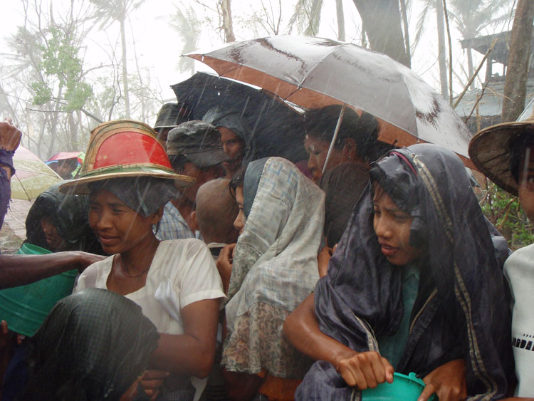 distribution à nyaung pin thar sous la pluie