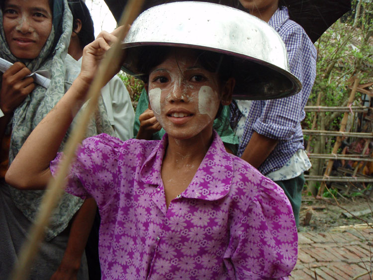 sourire d'une jeune fille à Nyaung Pin Thar village