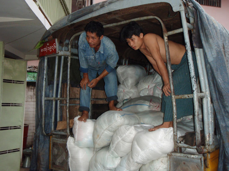 chargement du riz dans le camion