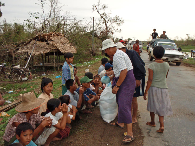 food distribution on the road to dedaye