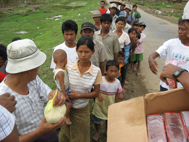 distribution sur la route de Dedaye dans le delta