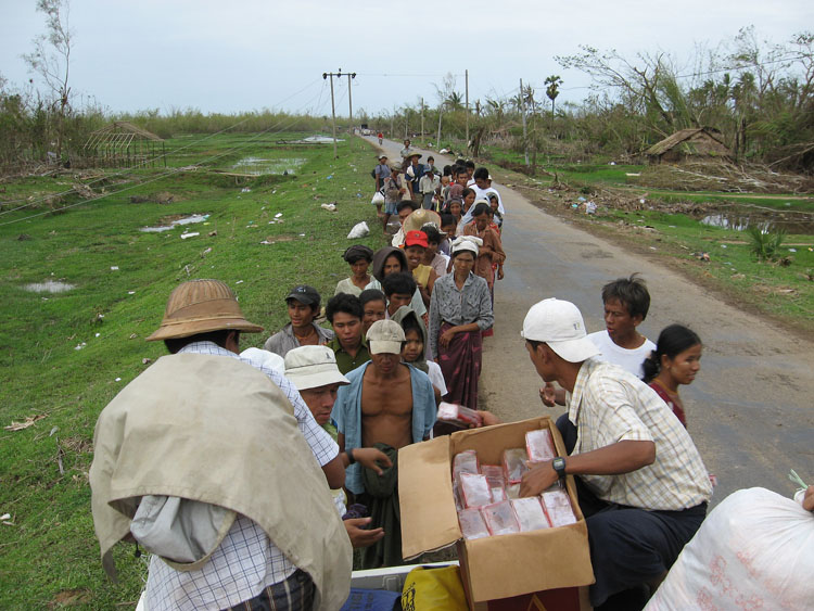 distribution sur la route de Dedaye dans le delta