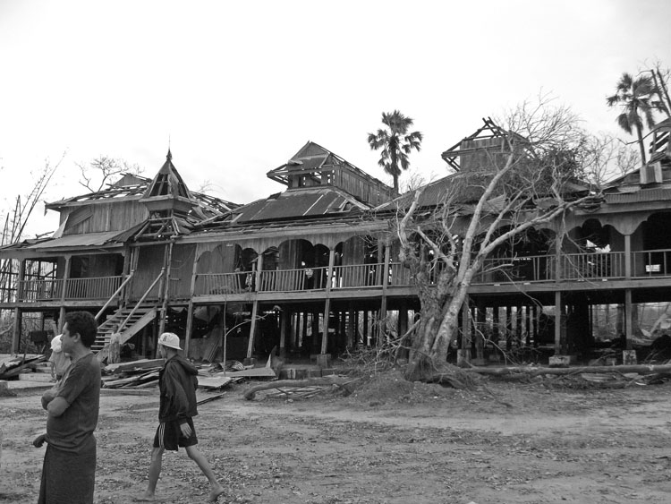 monastère détruit le long de la route