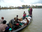 distribution de l'aide en pirogue