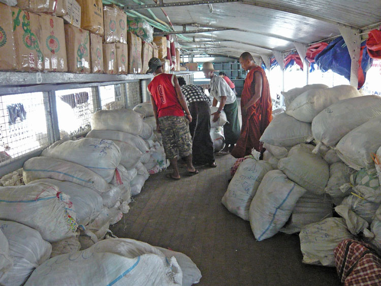 vrification de l'aide sur le second pont par les moines de l'quipe de Tipitaka Sayadaw